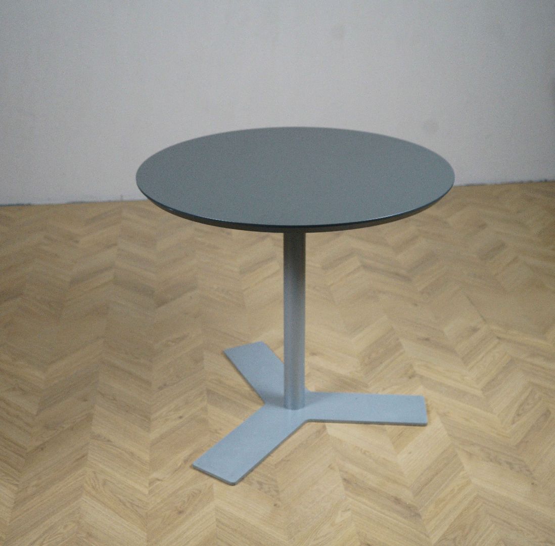 Dencon rundt mødebord med grå bordplade og stel, diameter 70 cm – set forfra.